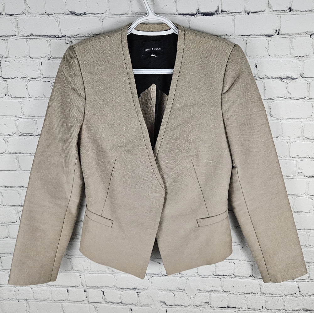 JUDITH & CHARLES | linen cotton blend shoulder pad snap button close blazer